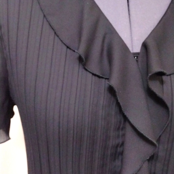 Black blouse with buttons and ruffles (Sz 18/20 *fits like 20/22) - Picture 2 of 9